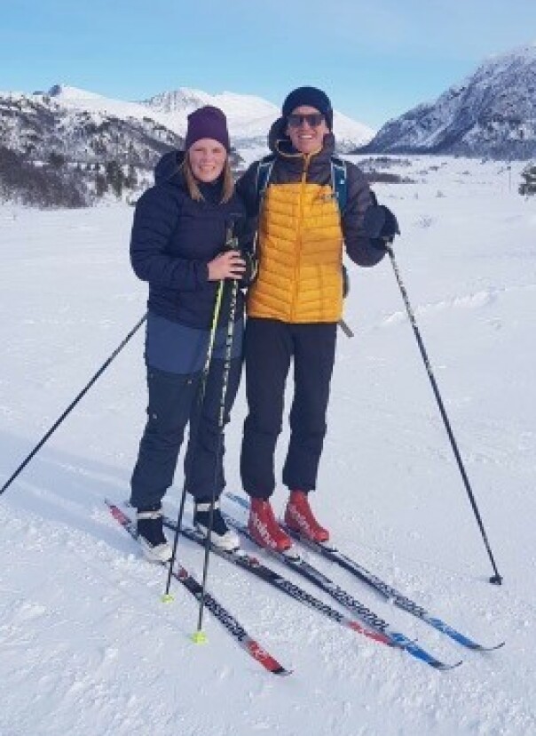 PÅ SKI: Det ferske paret har mange felles interesser, og liker å oppholde seg utendørs. Foto: Privat PÅ SKI: Det ferske paret har mange felles interesser, og liker å oppholde seg utendørs. Foto: Privat